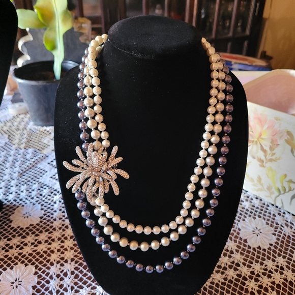 3 strings pearls with crystal brouche - Picture 4 of 6